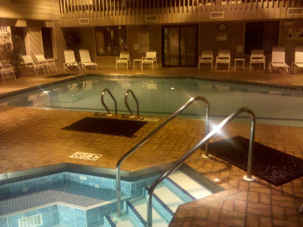 Ramada By Wyndham Wisconsin Dells I-90 Hotel Exterior foto